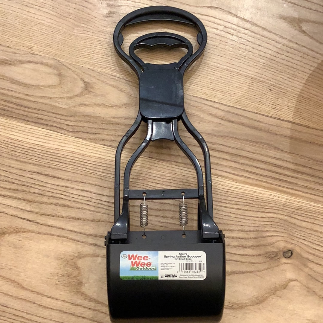 Spring action scooper